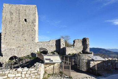 Buccino, İtalya, 01 / 18 / 2018. İtalya 'nın Salerno eyaletindeki eski bir kasaba olan Buccino şatosunun kalıntıları.