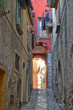 İtalya 'nın Salerno ilindeki eski bir kasaba olan Buccino' nun eski evleri arasında dar bir sokak..