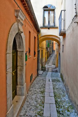 İtalya 'nın Salerno ilindeki eski bir kasaba olan Buccino' nun eski evleri arasında dar bir sokak..