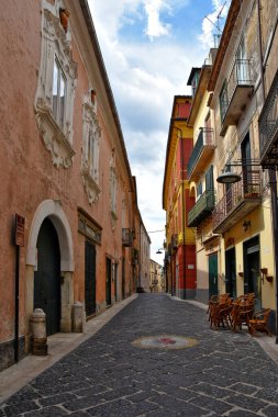 İtalya 'nın Caserta ilindeki eski bir kasaba olan Caiazzo' nun eski evleri arasında dar bir sokak..