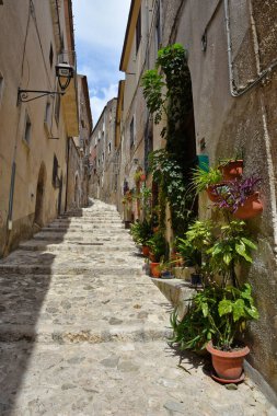 İtalya 'nın Caserta ilindeki eski bir kasaba olan Caiazzo' nun eski evleri arasında dar bir sokak..