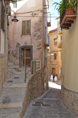 İtalya 'nın Salerno eyaletindeki eski bir kasaba olan Castelcivita' nın eski evleri arasında dar bir sokak..