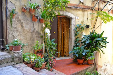 Castelcivita, İtalya, 10 / 21 / 2017. İtalya 'nın Salerno ilindeki eski bir kasabada taş bir evin kapısı..