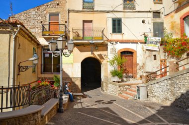 İtalya 'nın Salerno eyaletindeki eski bir kasaba olan Castelcivita' nın eski evleri arasında dar bir sokak..