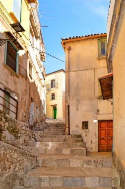 İtalya 'nın Salerno eyaletindeki eski bir kasaba olan Castelcivita' nın eski evleri arasında dar bir sokak..