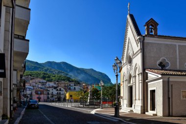İtalya 'nın Avellino ilindeki eski bir kasaba olan Castelvetere Konsolosu Calore' un eski evleri arasında dar bir sokak..