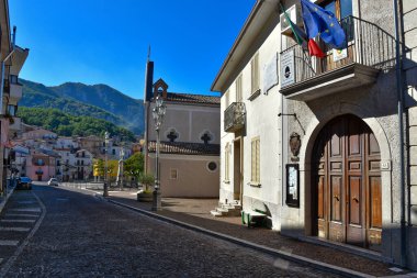 İtalya 'nın Avellino ilindeki eski bir kasaba olan Castelvetere Konsolosu Calore' un eski evleri arasında dar bir sokak..
