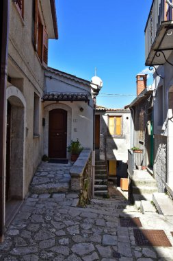 İtalya 'nın Avellino ilindeki eski bir kasaba olan Castelvetere Konsolosu Calore' un eski evleri arasında dar bir sokak..