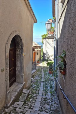 İtalya 'nın Avellino ilindeki eski bir kasaba olan Castelvetere Konsolosu Calore' un eski evleri arasında dar bir sokak..