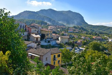 İtalya 'nın Avellino eyaletindeki eski bir kasaba olan Castelvetere Konsolosu Calore' un panoramik manzarası.