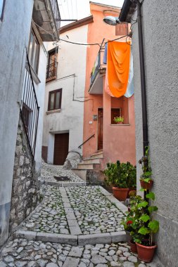 İtalya 'nın Avellino ilindeki eski bir kasaba olan Castelvetere Konsolosu Calore' un eski evleri arasında dar bir sokak..