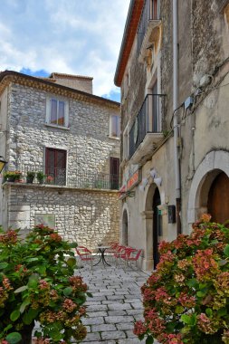 İtalya 'nın Benevento eyaletindeki eski bir kasaba olan Cusano Mutri' nin eski evleri arasında dar bir sokak..