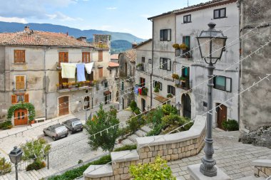 İtalya 'nın Benevento eyaletindeki eski bir kasaba olan Cusano Mutri' nin eski evleri arasında dar bir sokak..