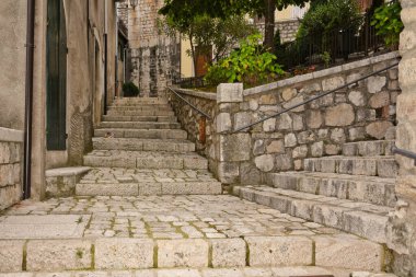 İtalya 'nın Benevento eyaletindeki eski bir kasaba olan Cusano Mutri' nin eski evleri arasında dar bir sokak..