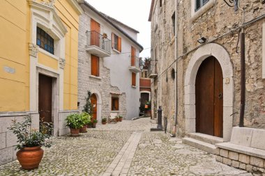 İtalya 'nın Benevento eyaletindeki eski bir kasaba olan Cusano Mutri' nin eski evleri arasında dar bir sokak..