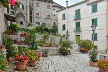 İtalya 'nın Benevento eyaletindeki eski bir kasaba olan Cusano Mutri' nin eski evleri arasında dar bir sokak..