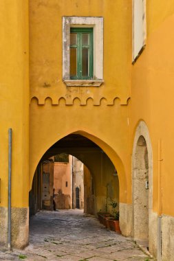 Eboli 'nin tarihi merkezinde dar bir sokak, İtalya' nın Salerno eyaletinde bir ortaçağ kasabası..