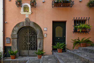 Sahip Lubrense, İtalya, 01 / 13 / 2021. Napoli 'nin küçük bir kasabasında Akdeniz tarzı bir evin kapısı..