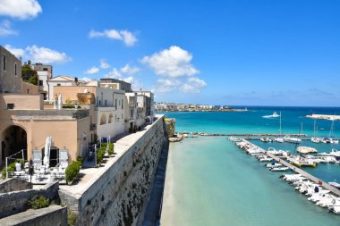İtalya 'nın Puglia bölgesindeki bir ortaçağ deniz kenti olan Otranto' nun panoramik manzarası.