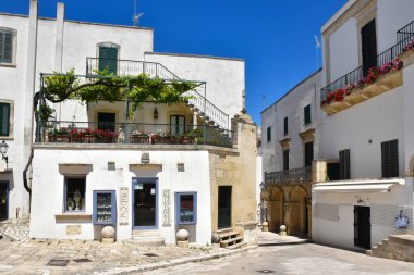 Otranto, İtalya, 19 Mayıs 2018. Puglia bölgesindeki eski ortaçağ evleriyle dolu küçük bir meydan..