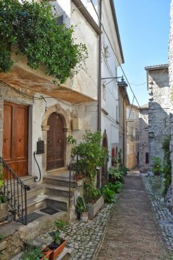 Castro dei Volsci, İtalya, 22 Eylül 2018. Lazio bölgesindeki bir ortaçağ kasabasının eski taş evleri arasında dar bir sokak..