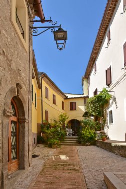 Castro dei Volsci, İtalya, 22 Eylül 2018. Lazio bölgesindeki bir ortaçağ kasabasının eski taş evleri arasında dar bir sokak..