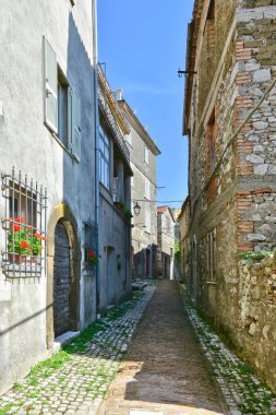 Castro dei Volsci, İtalya, 22 Eylül 2018. Lazio bölgesindeki bir ortaçağ kasabasının eski taş evleri arasında dar bir sokak..