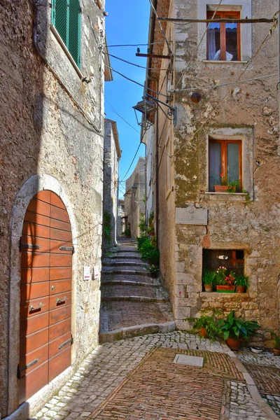 Castro dei Volsci, İtalya, 22 Eylül 2018. Lazio bölgesindeki bir ortaçağ kasabasının eski taş evleri arasında dar bir sokak..