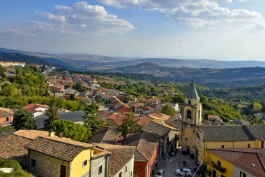 İtalya 'nın Benevento eyaletindeki ortaçağ köyü San Marco dei Cavoti' nin panoramik manzarası.