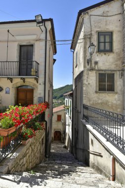 Santa Croce del Sannio 'da dar bir sokak, İtalya' nın Campania bölgesinde bir ortaçağ köyü..