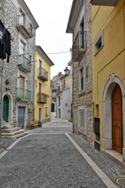 Buccino, İtalya, 03 / 16 / 2019. Salerno ilindeki bir ortaçağ kasabasının eski evleri arasında küçük bir sokak..
