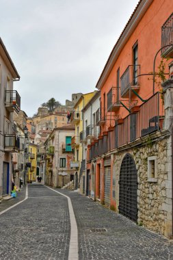 Buccino, İtalya, 03 / 16 / 2019. Salerno ilindeki bir ortaçağ kasabasının eski evleri arasında dar bir sokak..