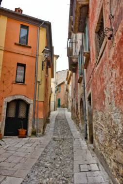 Buccino, İtalya, 03 / 16 / 2019. Salerno ilindeki bir ortaçağ kasabasının eski evleri arasında dar bir sokak..