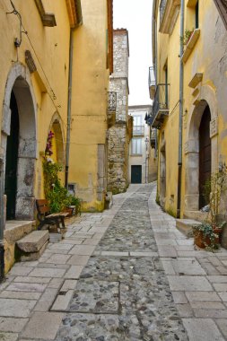 Buccino, İtalya, 03 / 16 / 2019. Salerno ilindeki bir ortaçağ kasabasının eski evleri arasında dar bir sokak..