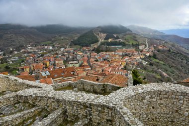 İtalya 'nın Salerno eyaletindeki bir ortaçağ kasabası olan Buccino' nun panoramik manzarası.