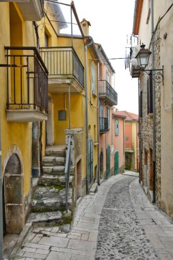 Buccino, İtalya, 03 / 16 / 2019. Salerno ilindeki bir ortaçağ kasabasının eski evleri arasında dar bir sokak..