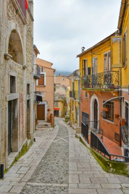 Buccino, İtalya, 03 / 16 / 2019. Salerno ilindeki bir ortaçağ kasabasının eski evleri arasında dar bir sokak..