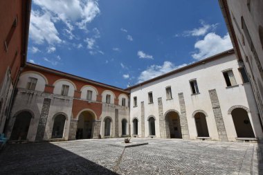 Cerreto Sannita, İtalya, 06 / 30 / 2018. Benevento vilayetindeki küçük kasabanın belediye binasının iç avlusu..