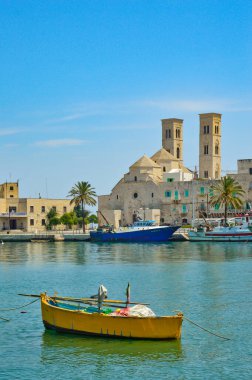 İtalya 'nın Puglia bölgesinde yer alan Molfetta limanında küçük bir balıkçı teknesi..