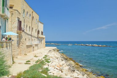 Molfetta, İtalya, 06 / 25 / 2017. Eski Apulian kasabasında, deniz kıyısındaki bir kalenin eski duvarları..