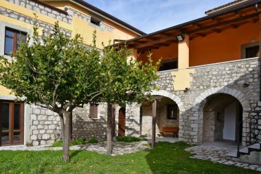 İtalya 'nın Caserta eyaletindeki bir dağ köyü olan Ciorlano' nun eski evleri arasında dar bir sokak..