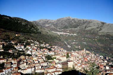 İtalya 'nın Salerno ilindeki bir kasabanın panoramik manzarası.