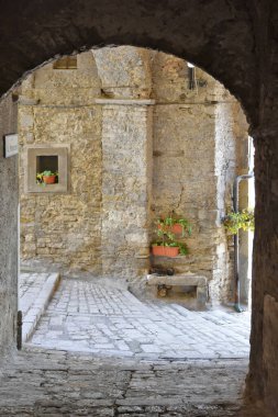 İtalya 'nın Isernia eyaletindeki bir dağ köyü olan Frosolone' un eski evleri arasında dar bir sokak..