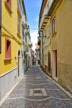 İtalya 'nın Isernia eyaletindeki bir dağ köyü olan Frosolone' un eski evleri arasında dar bir sokak..