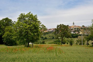 İtalya 'nın Avellino eyaletindeki bir dağ köyü olan Gesualdo' nun panoramik manzarası.