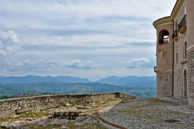 İtalya 'nın Avellino eyaletindeki bir dağ köyü olan Gesualdo' nun panoramik manzarası.