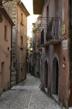 İtalya 'nın Benevento eyaletindeki bir dağ köyü olan Guardia Sanframondi' nin eski evleri arasında dar bir sokak..