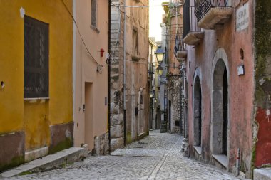 İtalya 'nın Benevento eyaletindeki bir dağ köyü olan Guardia Sanframondi' nin eski evleri arasında dar bir sokak..