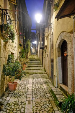 İtalya 'nın Benevento eyaletindeki bir dağ köyü olan Guardia Sanframondi' nin eski evleri arasında dar bir sokak..