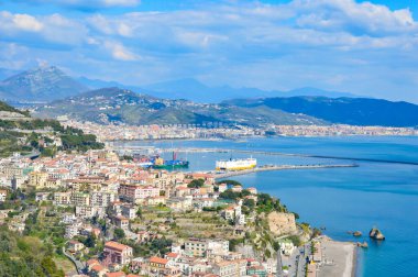Salerno 'nun panoramik manzarası ve İtalya' nın Vietri sul kısrağı,.